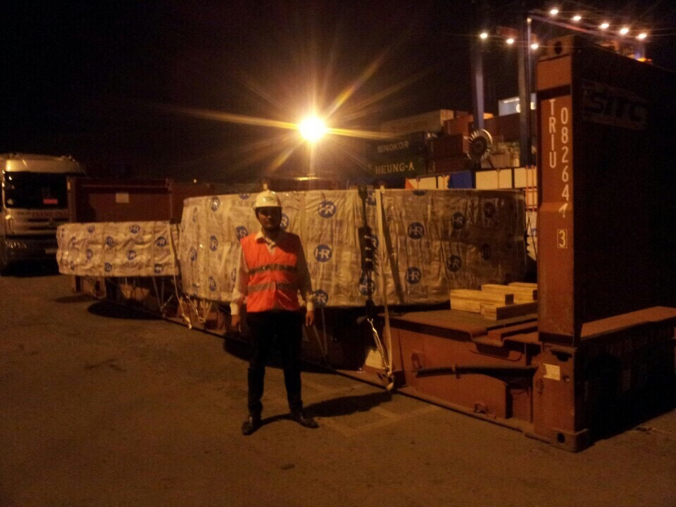 Tgktrans làm hàng trong đêm tại cảng Cát Lái