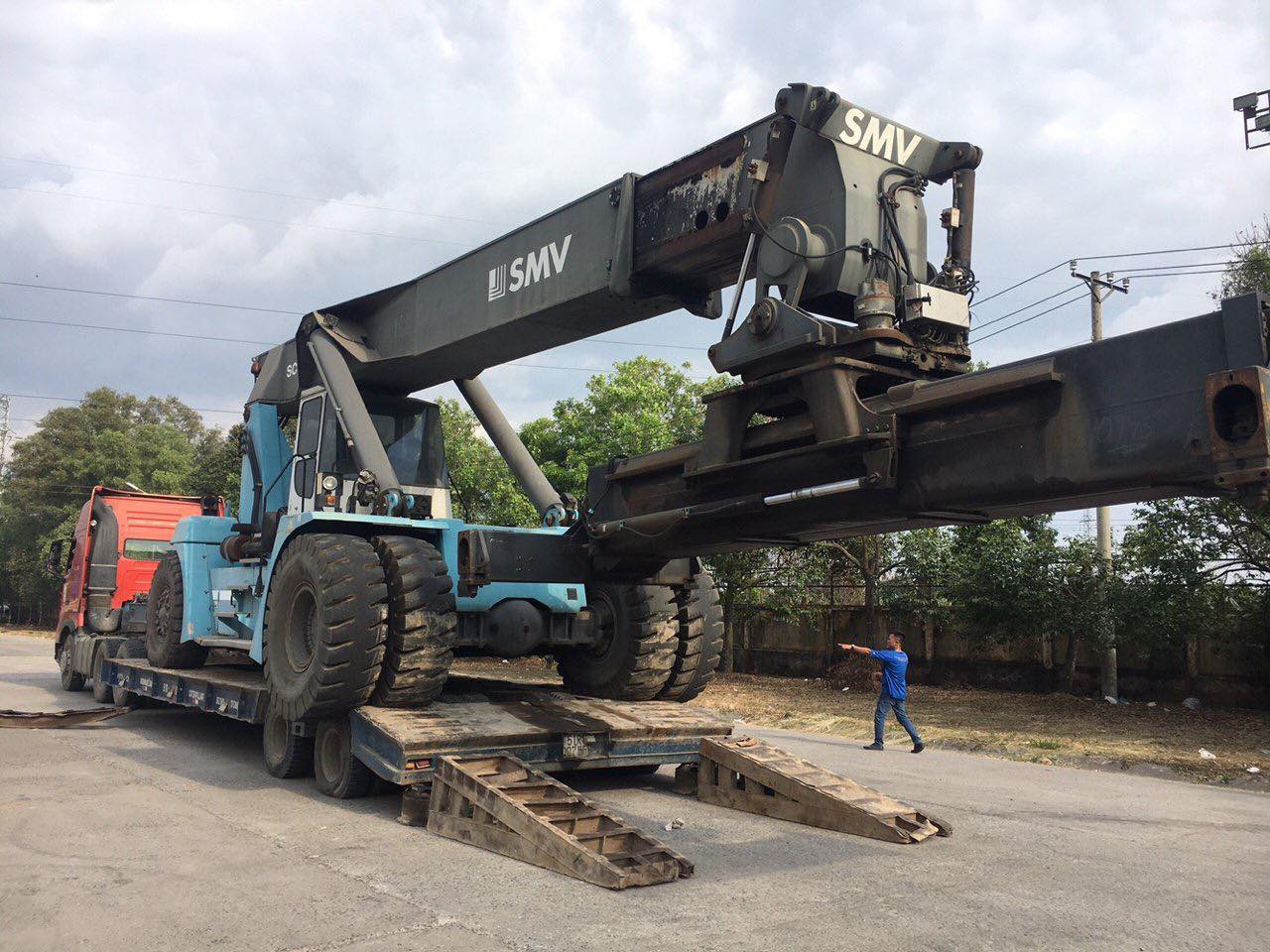 VẬN CHUYỂN XE CHỤP CONTAINER REACHSTACKER QUÁ KHỔ QUÁ TẢI
