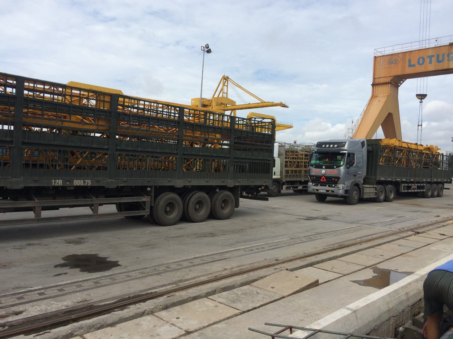 Vận chuyển đường sông bằng Sà Lan